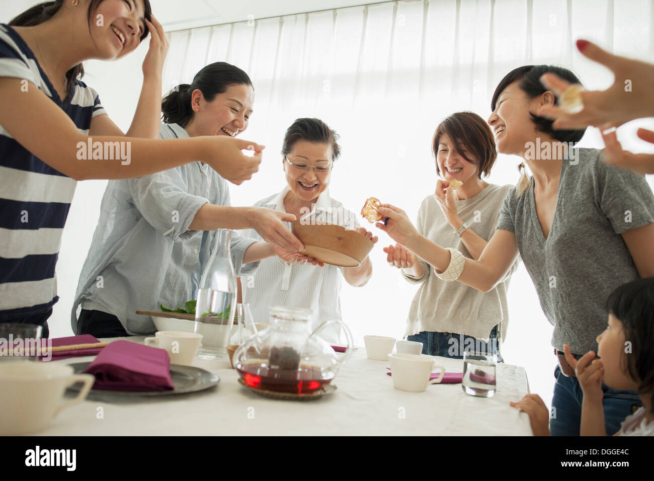 Drei-Generationen-Familie lachen bei den Mahlzeiten Stockfoto