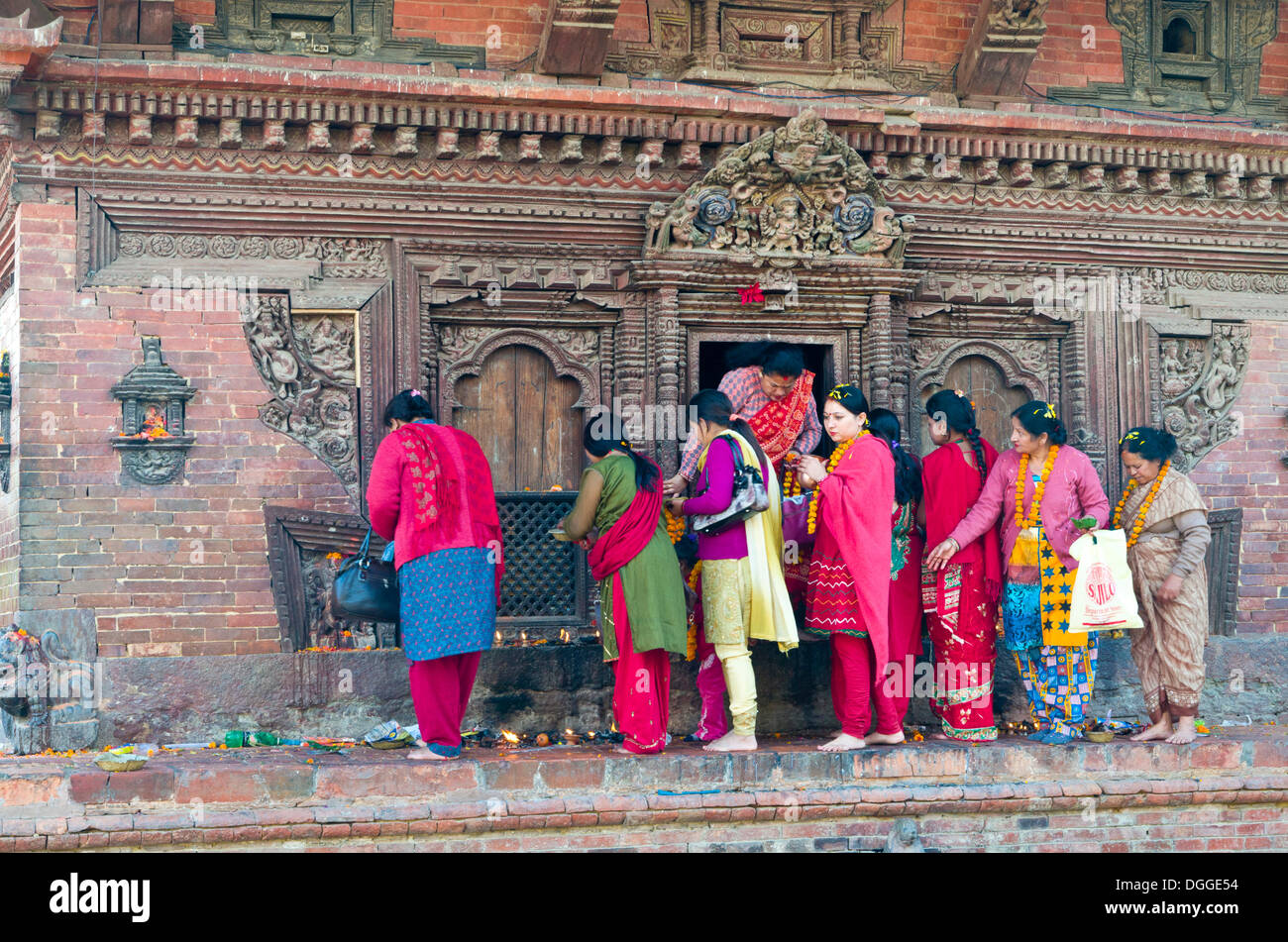 Frauen Schlange, um in einem Tempel in Patan Durbar Square, Patan, Distrikt Lalitpur Bagmati Zone, Nepal darbringen Stockfoto