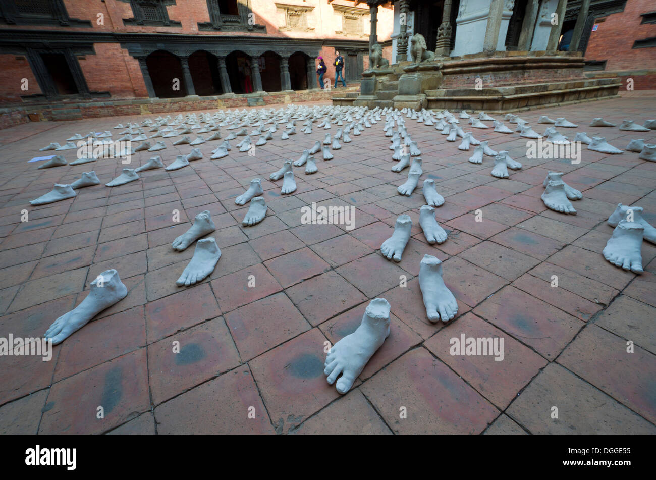 Weiße Skulpturen der Füße, Ausstellung, Patan, Lalitpur Kunstviertel, Bagmati Zone, Nepal Stockfoto