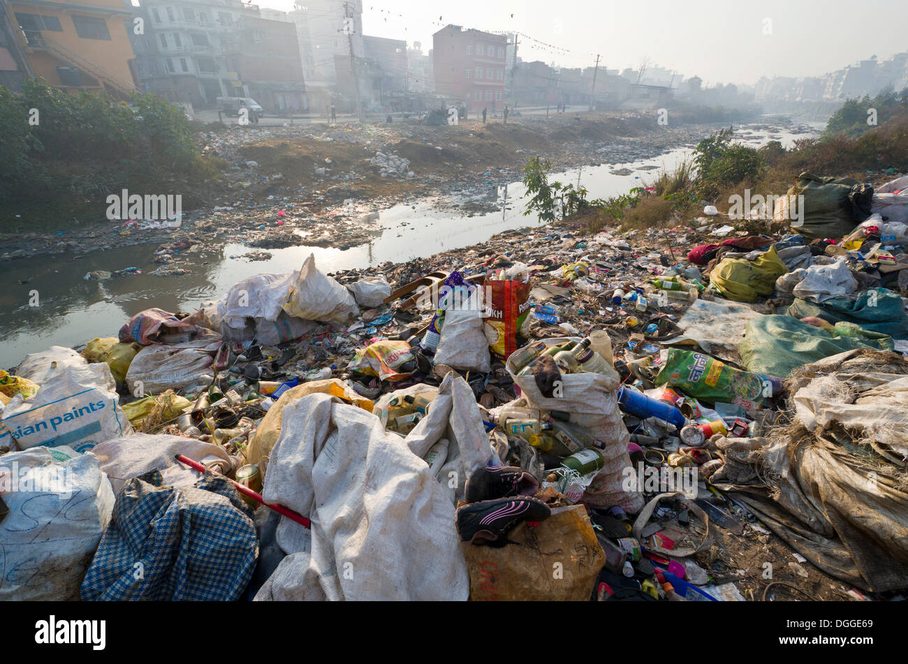 Müll im Bhagmati Fluss mitten in der Stadt, Bagmati Zone, Nepal, Kathmandu, Kathmandu Bezirk versenkt Stockfoto
