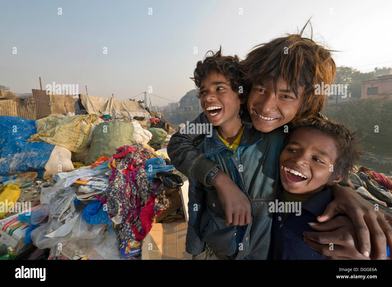 Kinder leben, spielen und arbeiten auf der Müllhalde am Bhagmati Fluss mitten in der Stadt, Kathmandu, Kathmandu District Stockfoto