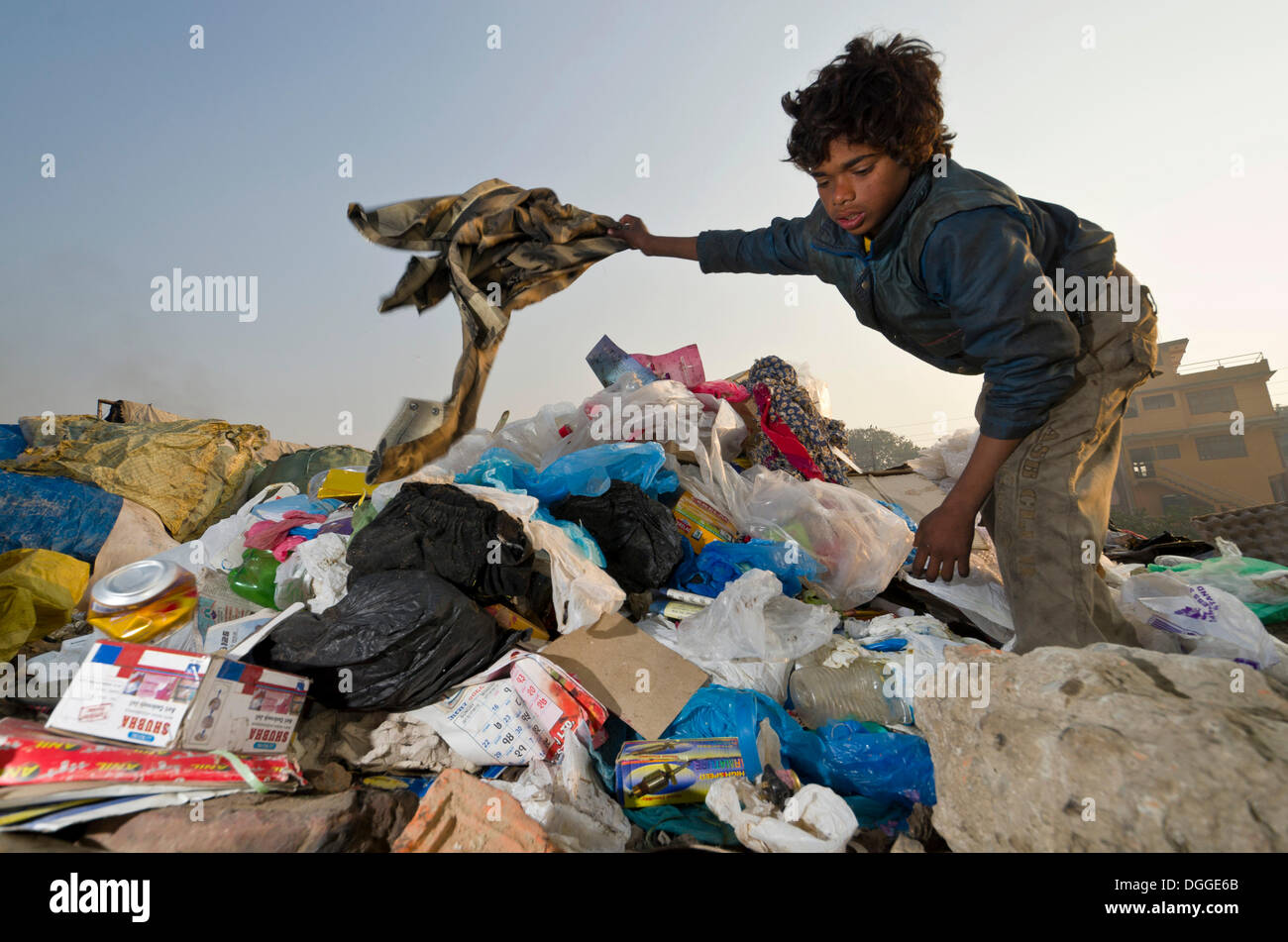 Eines der Kinder leben, spielen und arbeiten auf der Müllhalde am Bhagmati Fluss mitten in der Stadt, Kathmandu Stockfoto