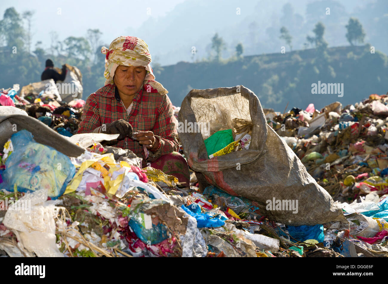 Frau sortieren Müll auf Aletar Müllhalde, 300-400 nepalesischen Rupien zu verdienen, ein Tag, Aletar, Kathmandu District, Bagmati Zone Stockfoto