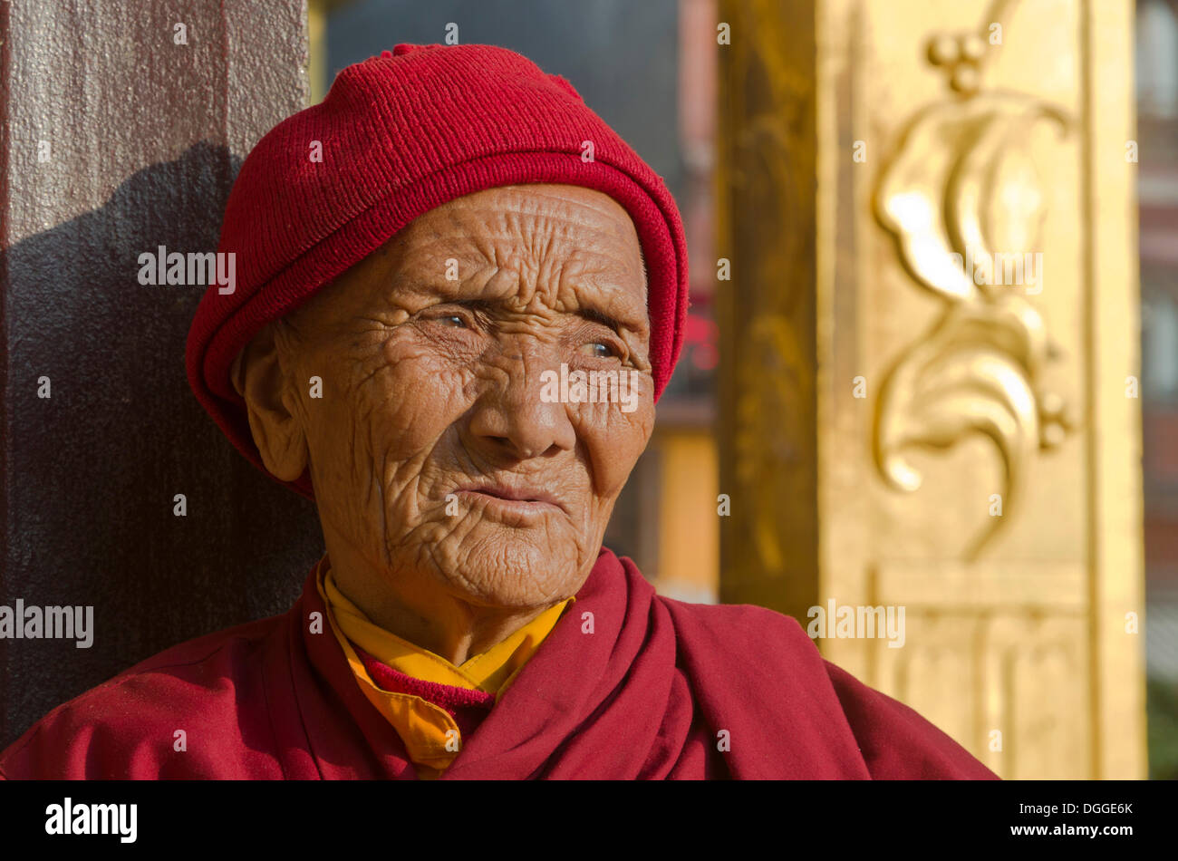 Alte tibetische Frau, gekleidet in rot, Porträt, Bagmati Zone, Nepal, Kathmandu, Kathmandu Bezirk Stockfoto