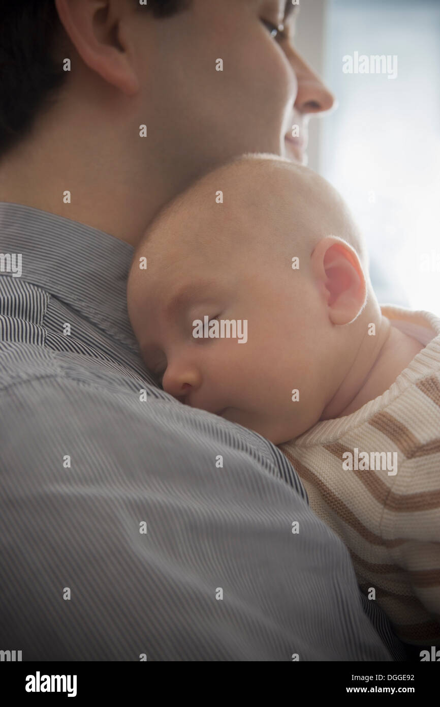 Baby Jungen schlafen auf Vaters Schulter, Nahaufnahme Stockfoto