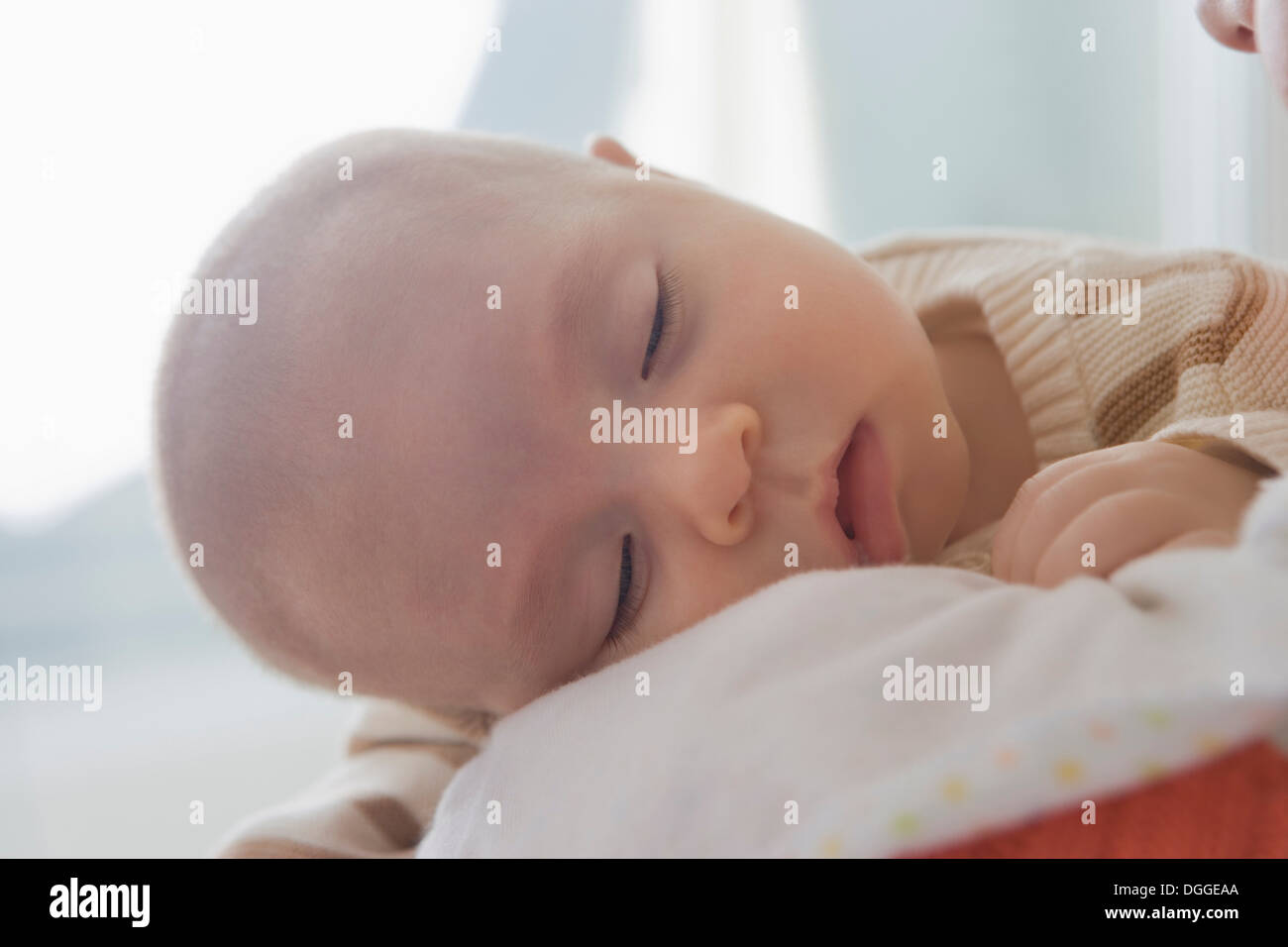 Baby Jungen schlafen auf Mutters Schulter, Nahaufnahme Stockfoto