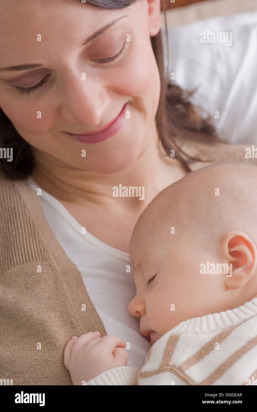 Mitte Erwachsene Mutter ruht mit Baby Stockfoto