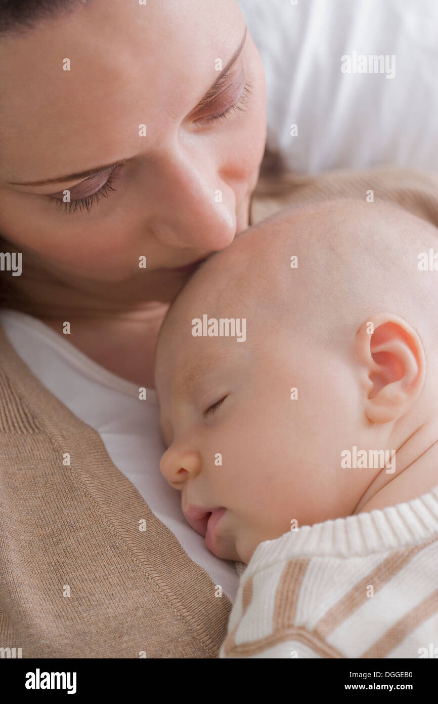 Mitte Erwachsene Mutter küssen Baby boy Stockfoto