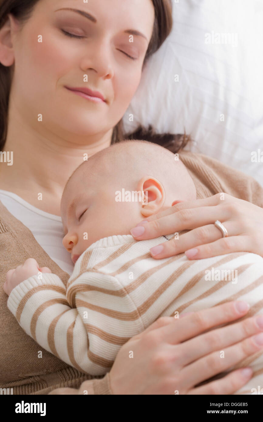 Mitte Erwachsene Mutter ruht mit Baby Stockfoto