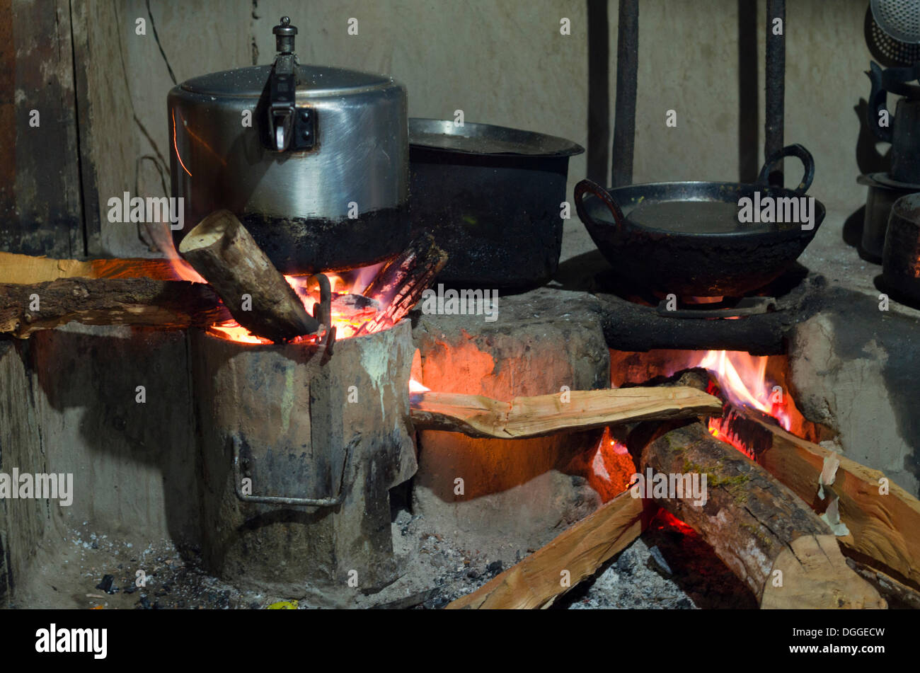 Töpfe auf offenem Feuer in einer typisch nepalesische Küche Paiya, Solukhumbu Bezirk, Sagarmāthā Zone, Nepal Stockfoto
