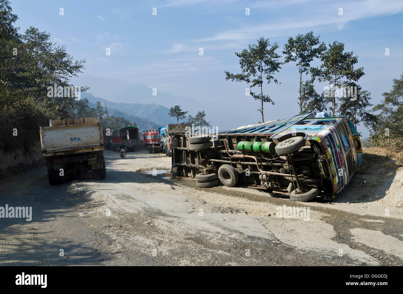 Umgestürzter LKW auf das Kathmandu - Pokhara Autobahn, Kathmandu-Tal in der Nähe von Kathmandu, Kathmandu Bezirk Bagmati Zone, Nepal Stockfoto