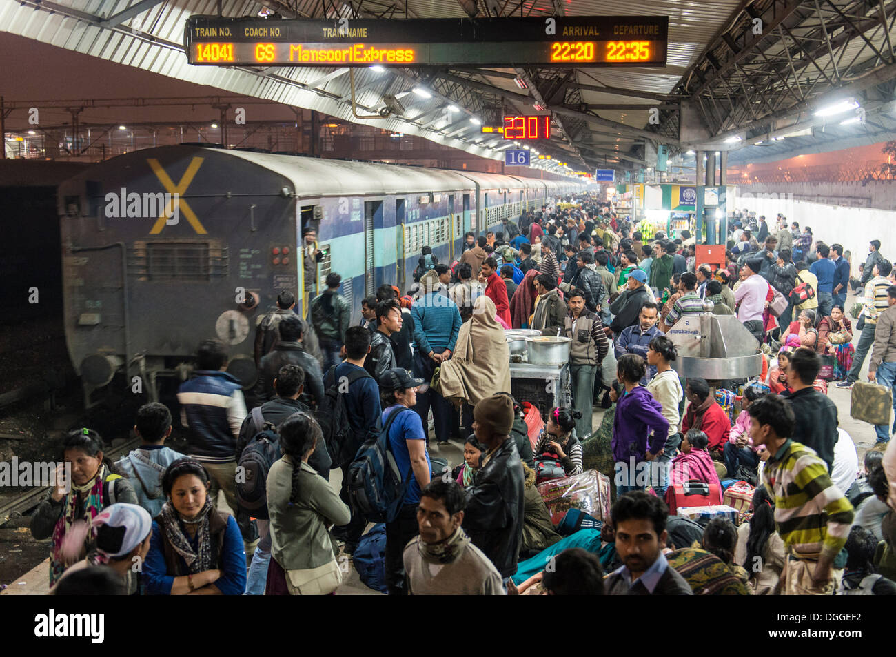 Überfüllten Plattform in New Delhi Railway Station, New Delhi, Delhi, Indien Stockfoto