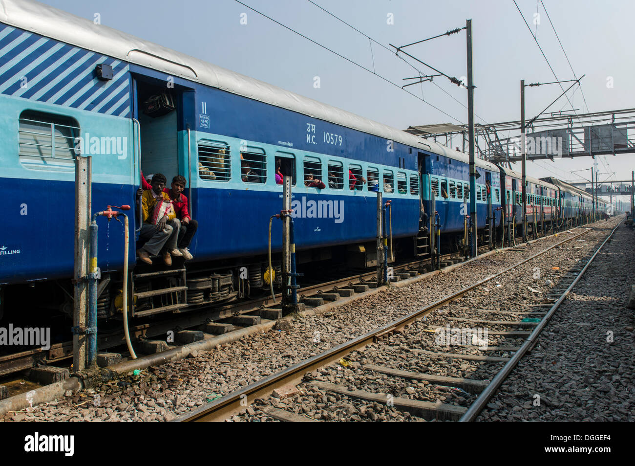 Ein Zug voller Pilger am Bahnhof, Allahabad, Uttar Pradesh, Indien Stockfoto