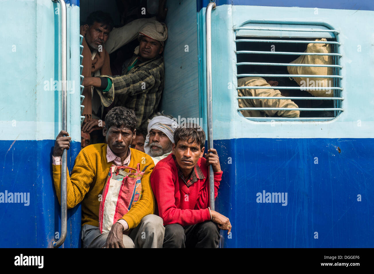 Ein Zug voller Pilger am Bahnhof, Allahabad, Uttar Pradesh, Indien Stockfoto