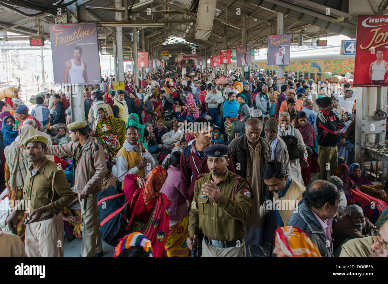 Massen von Menschen warten auf verspätete Züge auf einer Plattform des Bahnhofs, Allahabad, Uttar Pradesh, Indien Stockfoto