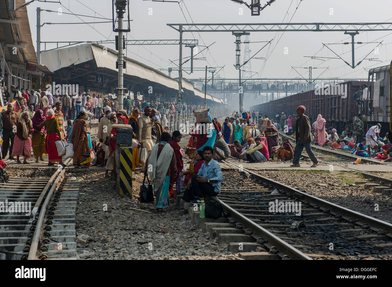 Massen von Menschen warten auf verspätete Züge auf der ganzen Bahnhof, Allahabad, Uttar Pradesh, Indien Stockfoto