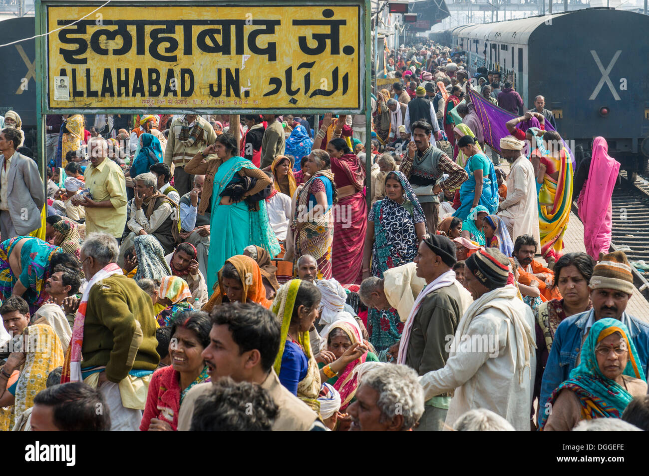 Massen von Menschen warten auf verspätete Züge auf der ganzen Bahnhof, Allahabad, Uttar Pradesh, Indien Stockfoto