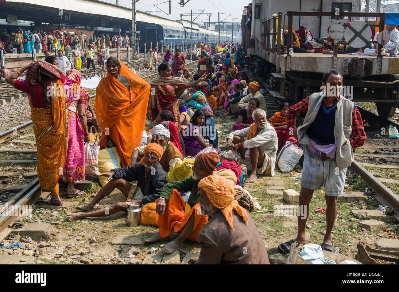 Massen von Menschen warten auf verspätete Züge auf der ganzen Bahnhof, Allahabad, Uttar Pradesh, Indien Stockfoto
