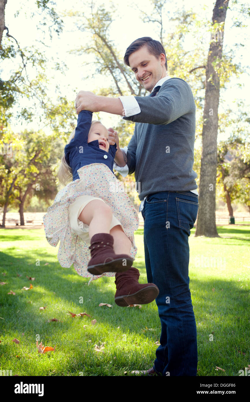 Vater im Park spielen mit Tochter Stockfoto