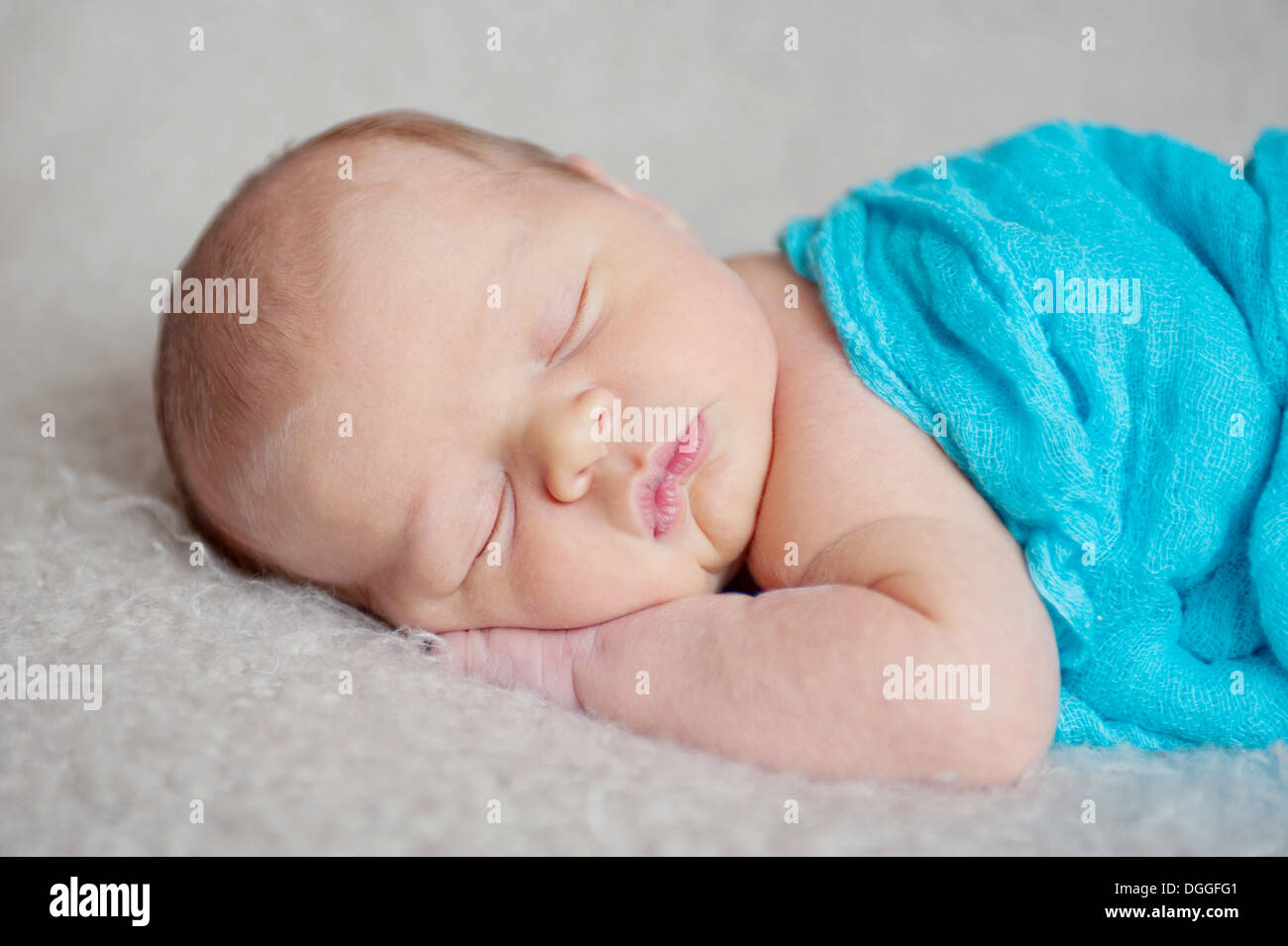 Baby Junge schlafen auf Decke Stockfoto
