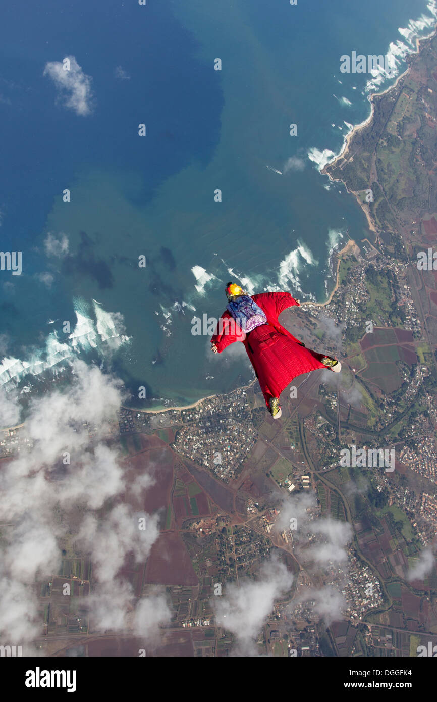 Frau im Wingsuit fliegen über Honolulu, Hawaii Stockfoto