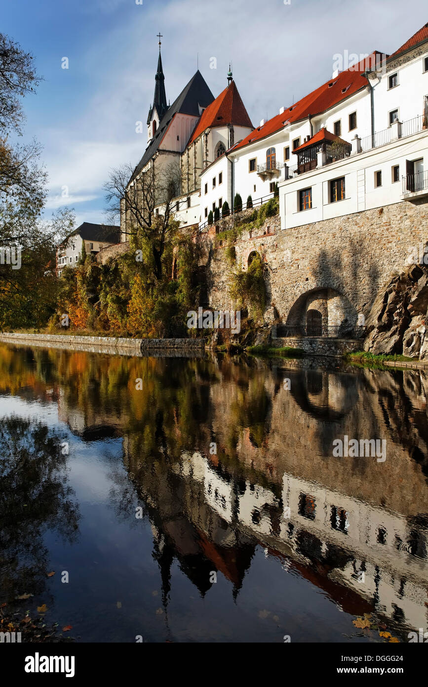 St-Veits-Kirche und die Fassade des 5-Sterne Hotel Ruze spiegelt sich in der Moldau, Cesky Krumlov, UNESCO-Weltkulturerbe Stockfoto