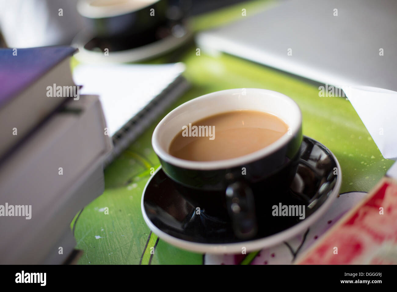 Tassen Kaffee und Lehrbücher auf Tisch im café Stockfoto