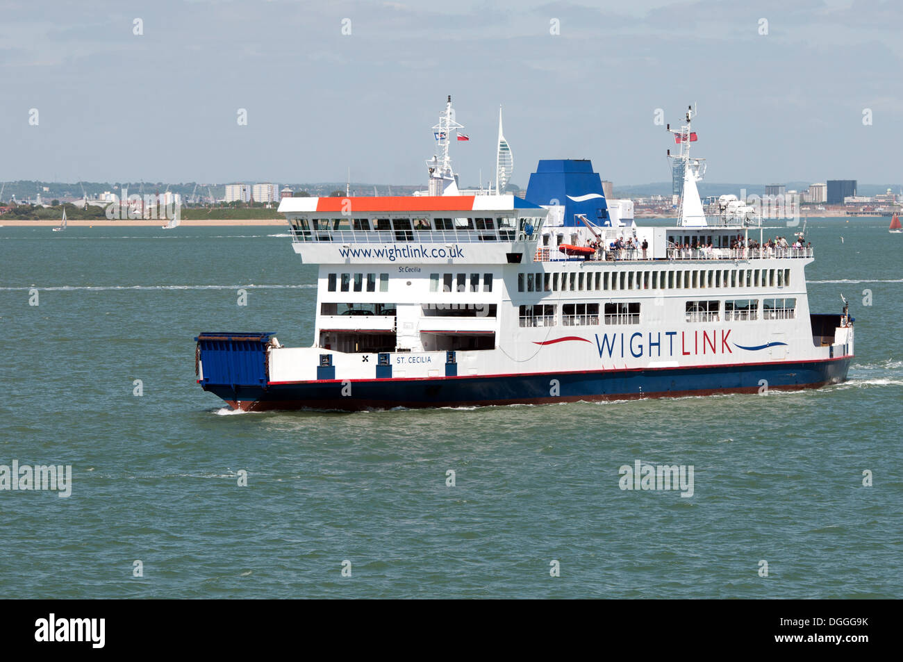 Die Heilige Cäcilie, ein Wightlink Roll-on / Roll-off-Fahrzeug und Personenfähre, Segeln nach Fishbourne auf der Isle Of Wight, England. Stockfoto