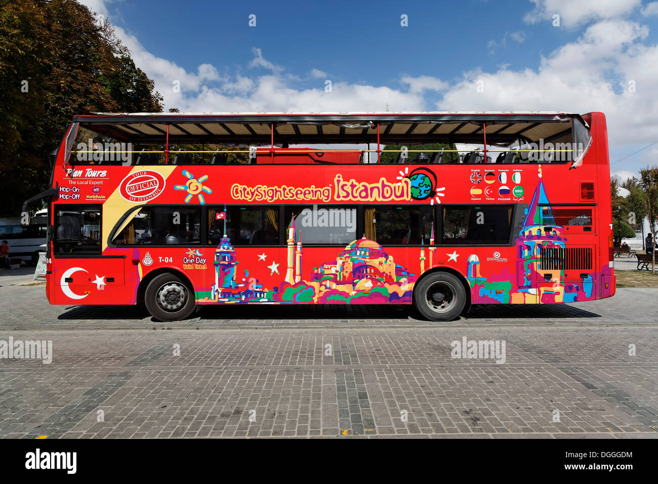 Bunte sightseeing bus -Fotos und -Bildmaterial in hoher Auflösung – Alamy