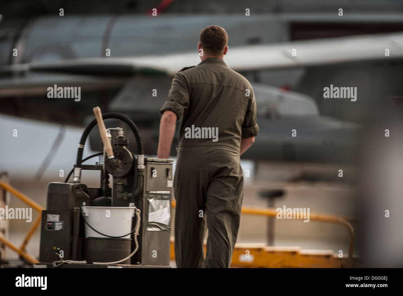 Deutsche Luftwaffe Crewchief Räder einen Schmierung Warenkorb heraus zu seinem AG-51-Tornado in Mountain Home Air Force Base, Idaho, Okt. 7, Stockfoto