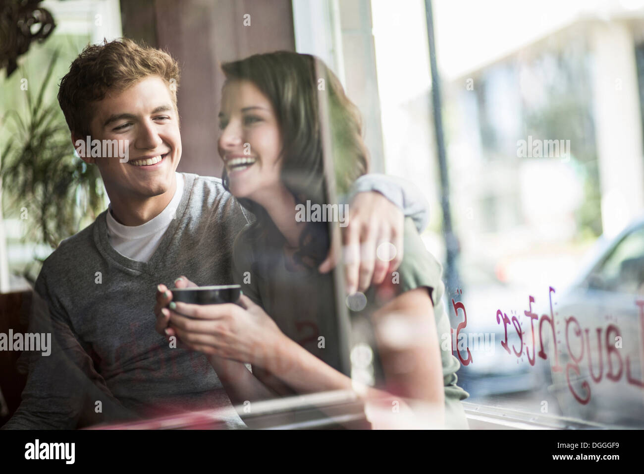 Junges Paar teilen Kaffee im café Stockfoto