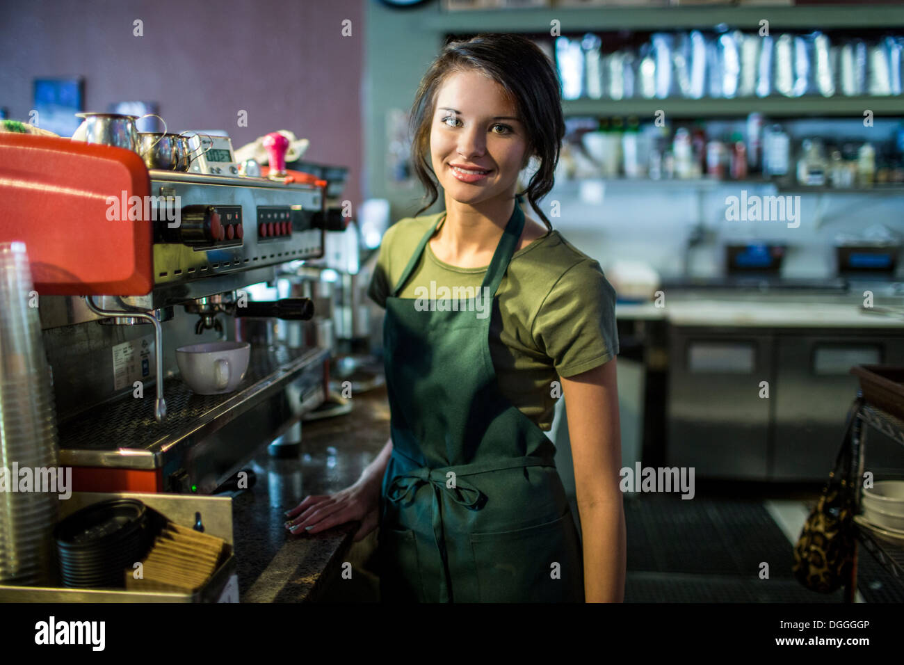 Porträt von teenage Kellnerin im Kaffeehaus Stockfoto