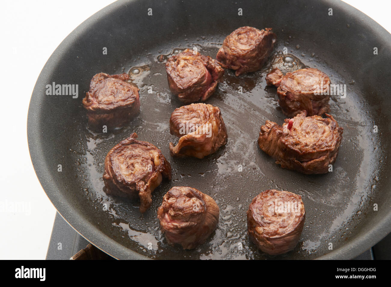 Stillleben mit Fleisch Rouladen Braten auf Kochfeld Stockfotografie - Alamy