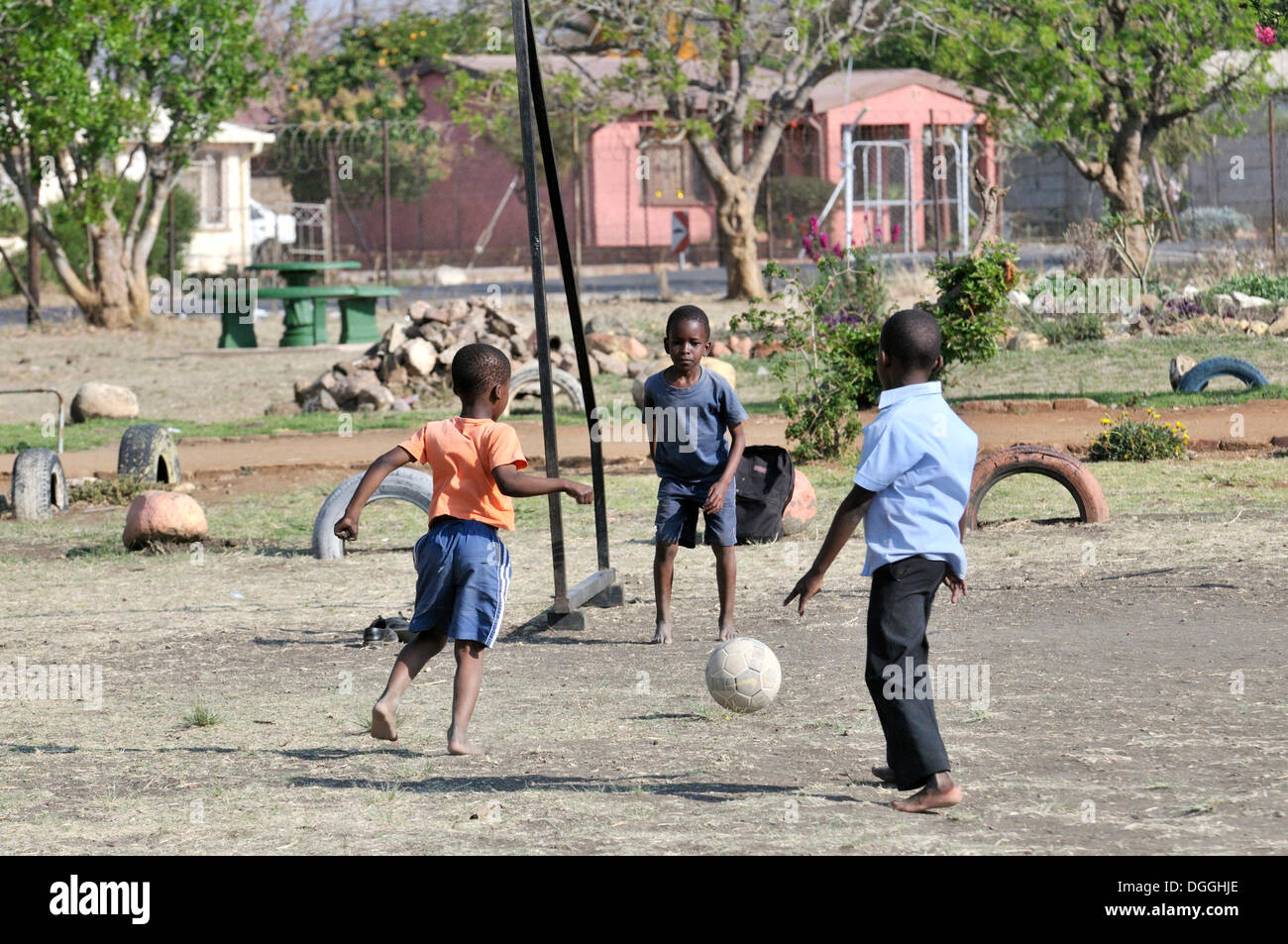 Drei Jungs spielen Fußball, Cape Town, Südafrika, Afrika Stockfoto