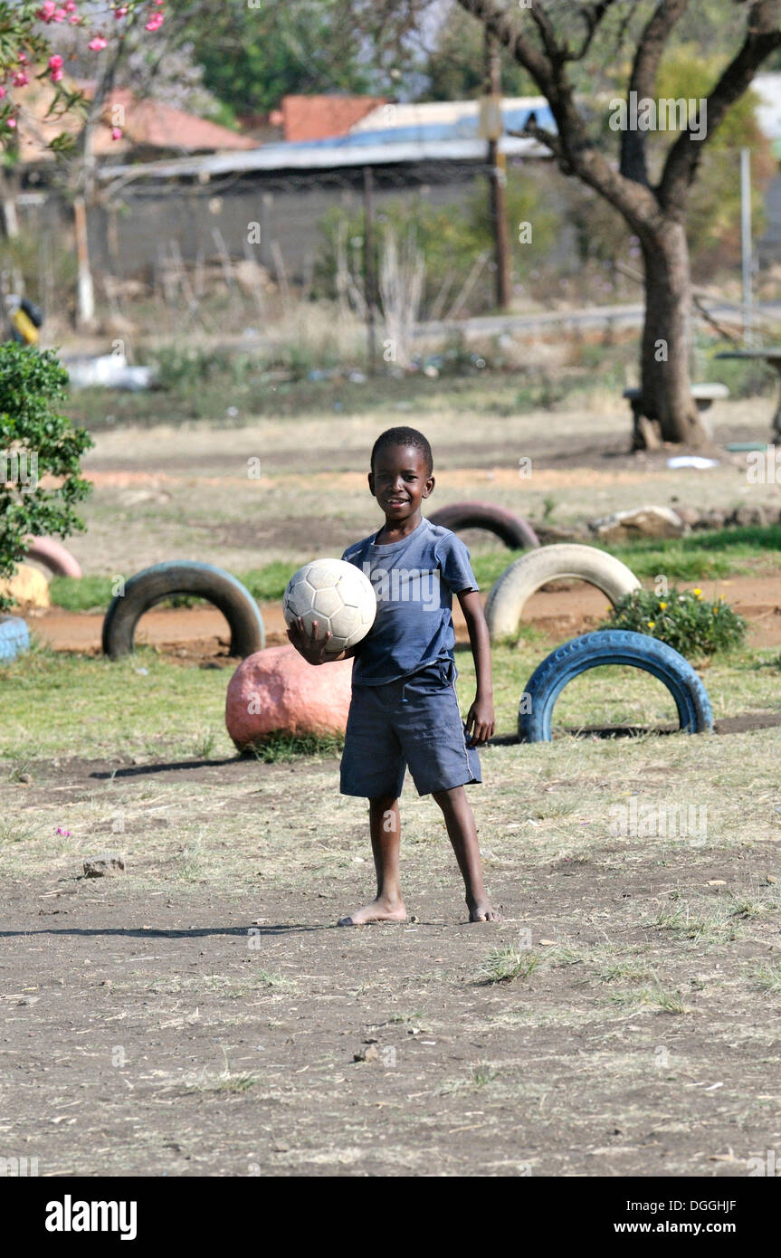 Junge hält eine Fußball, Cape Town, Südafrika, Afrika Stockfoto
