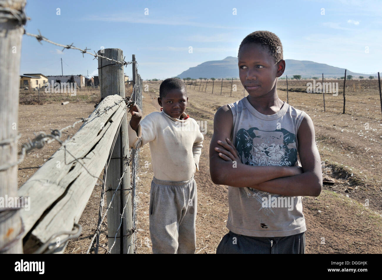 Zwei jungen auf der Straße, Lady Frere, Eastern Cape, Südafrika, Afrika Stockfoto