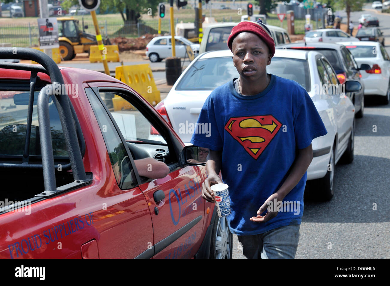 Straßenkind tragen ein Superman T-shirt betteln an eine Kreuzung, Johannesburg, Südafrika, Afrika Stockfoto