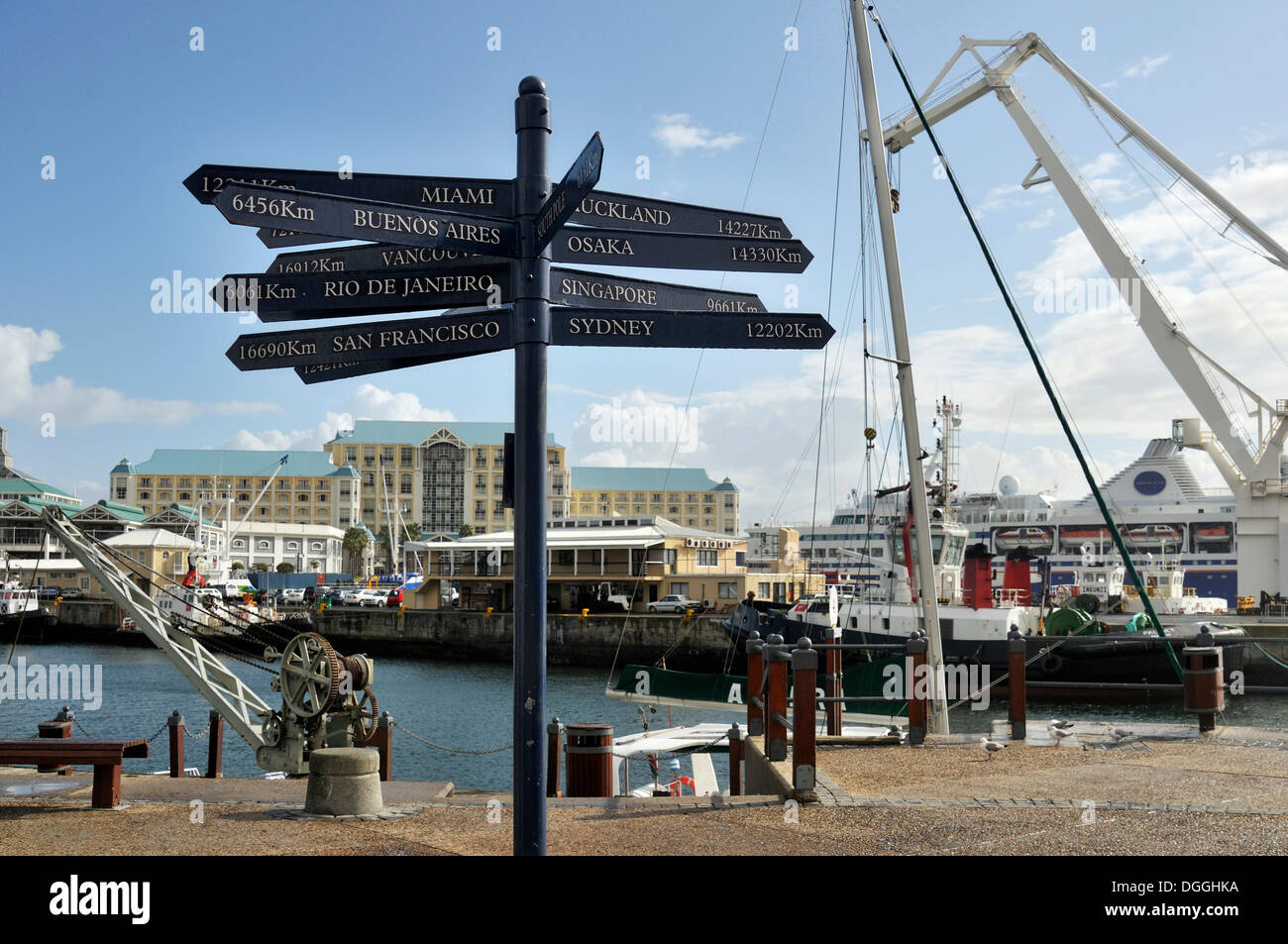Wegweiser mit Entfernungen zu Städten auf verschiedenen Kontinenten, Waterkant Bezirk V & A Waterfront, Cape Town, Südafrika, Afrika Stockfoto