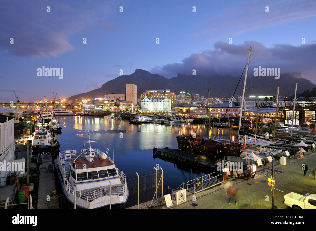 Ansicht des Bezirks "Waterkant" in der Nacht mit Table Mountain, V & A Waterfront, Cape Town, Südafrika, Afrika Stockfoto