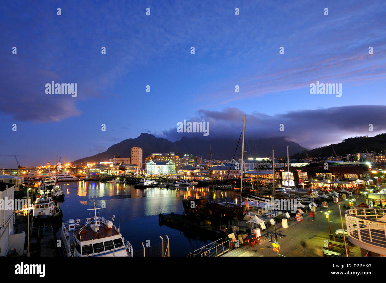 Ansicht des Bezirks "Waterkant" in der Nacht mit Table Mountain, V & A Waterfront, Cape Town, Südafrika, Afrika Stockfoto