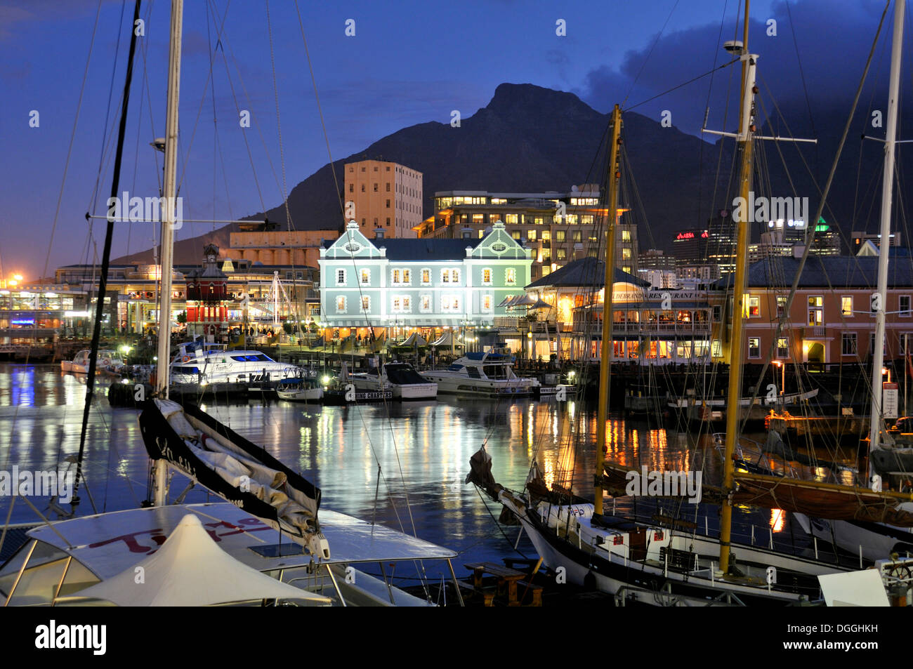 Ansicht des Bezirks "Waterkant" in der Nacht, V & A Waterfront, Cape Town, Südafrika, Afrika Stockfoto