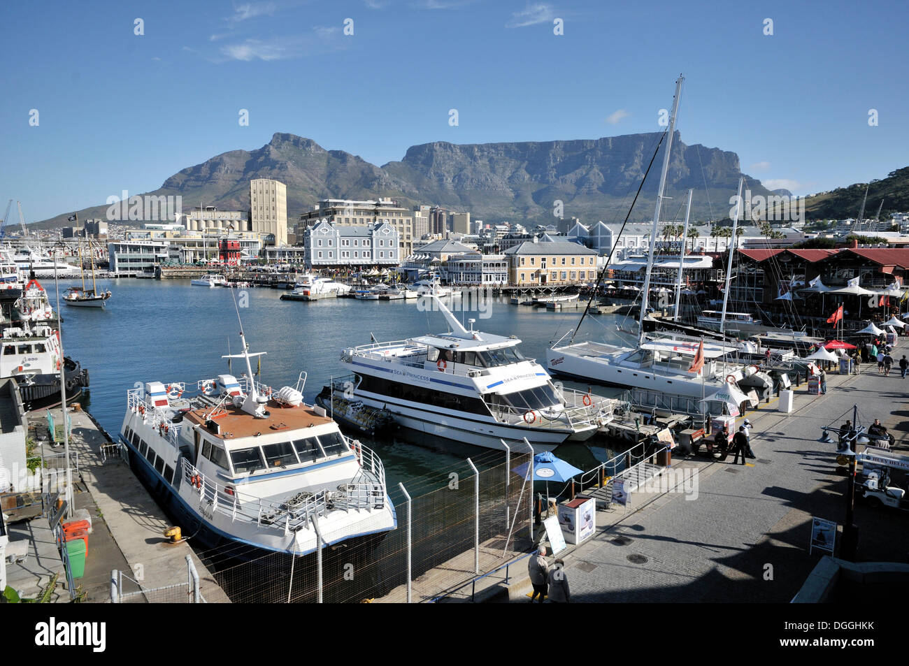 Blick auf das V & A Waterfront und Tafelberg, Kapstadt, Südafrika, Afrika Stockfoto