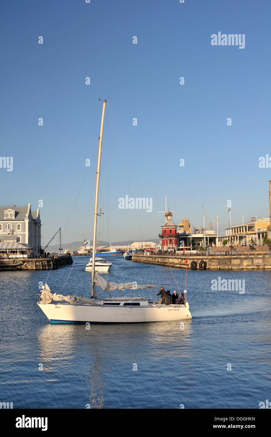 Segelboot betreten der Marina, Waterkant Bezirk V & A Waterfront, Cape Town, Südafrika, Afrika Stockfoto