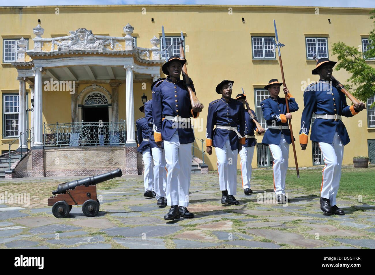 Soldaten in historischen Uniformen während der so genannten Schlüssel-Zeremonie im Castle of Good Hope Cape Town, Südafrika Stockfoto