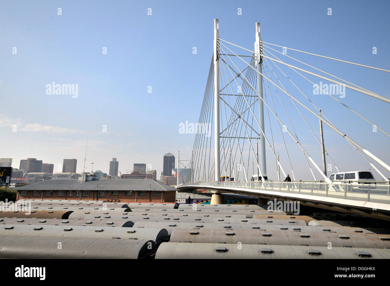 Nelson Mandela Brücke über eine Eisenbahn-Station, Johannesburg, Südafrika, Afrika Stockfoto