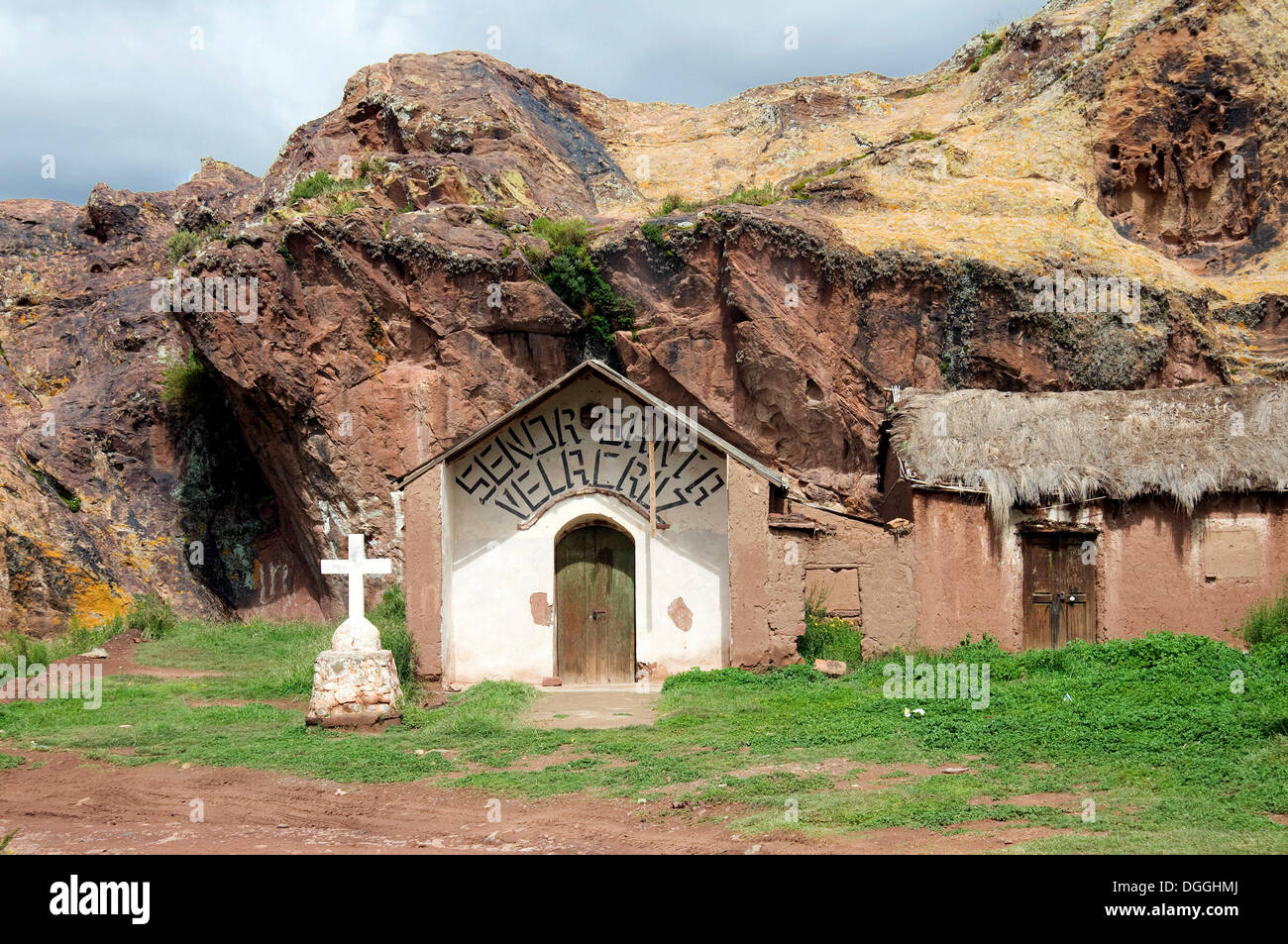 Kapelle an einer Felswand, bolivianischen Altiplano Hochland, Departamento Oruro, Bolivien, Südamerika Stockfoto