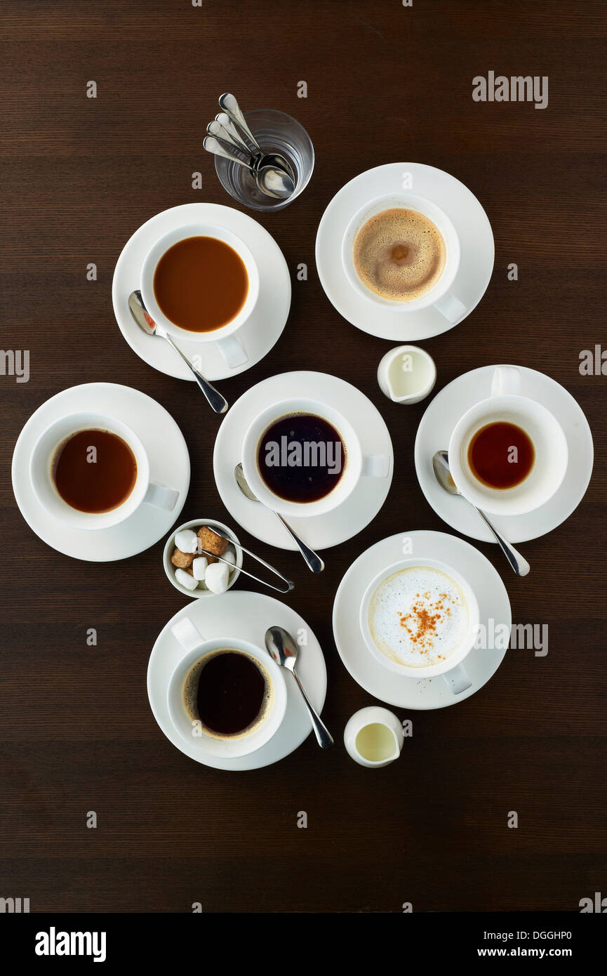 Stillleben mit Auswahl an Kaffeespezialitäten in Tassen Stockfoto
