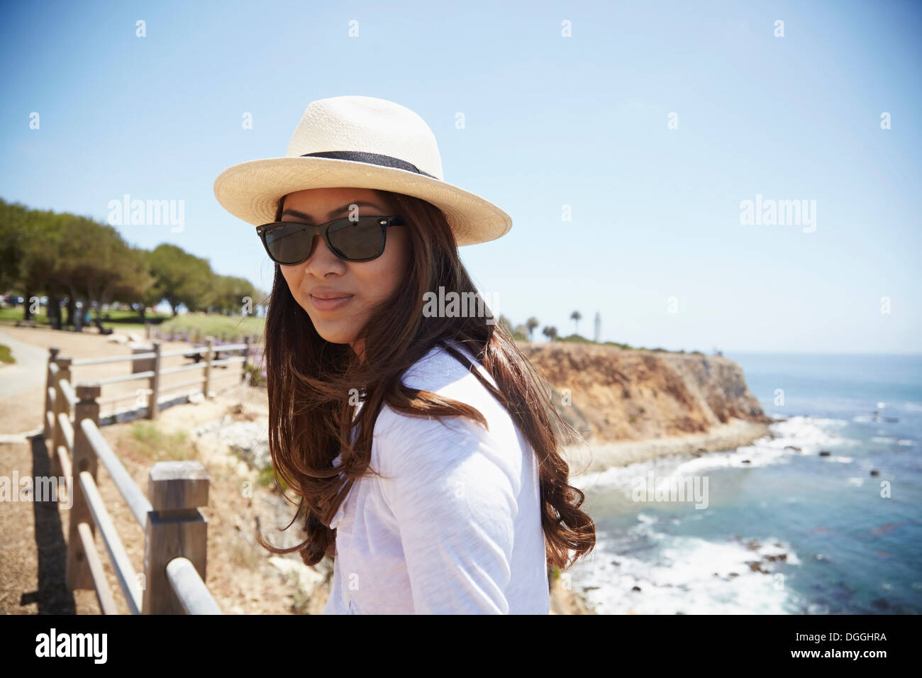 Porträt der jungen Frau mit Sonnenhut, Palos Verdes, Kalifornien, USA Stockfoto