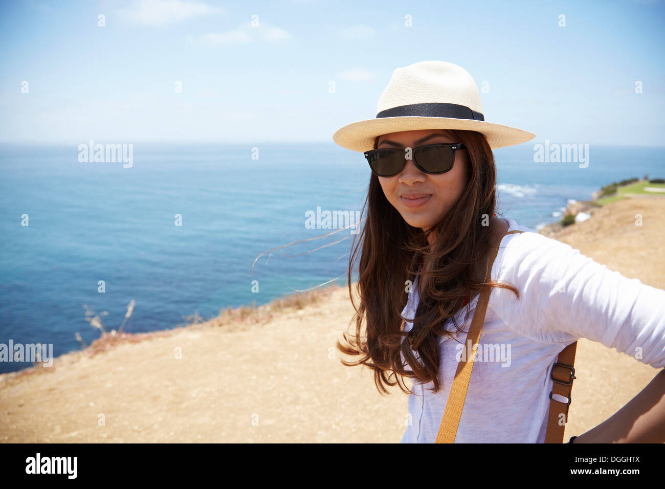 Junge Frau trägt Sonnenhut an Küste Palos Verdes, Kalifornien, USA Stockfoto