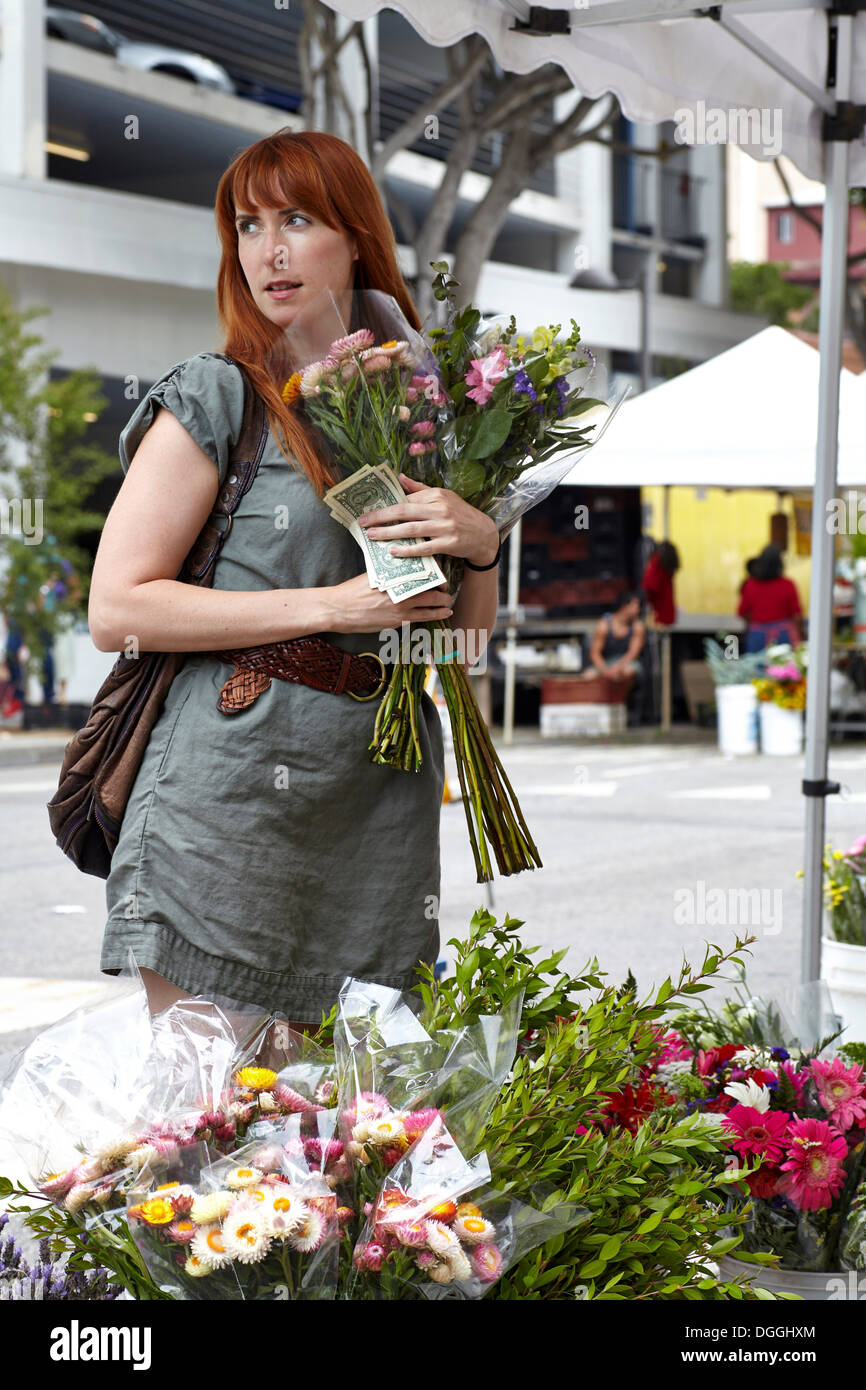 Blumen kaufen aus Stall in Stadt Mitte Erwachsene Frau Stockfoto